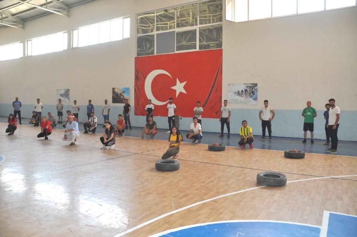 Fedakar &ouml;ğretmenler, &ouml;ğrencileri spor akademisine hazırlıyor