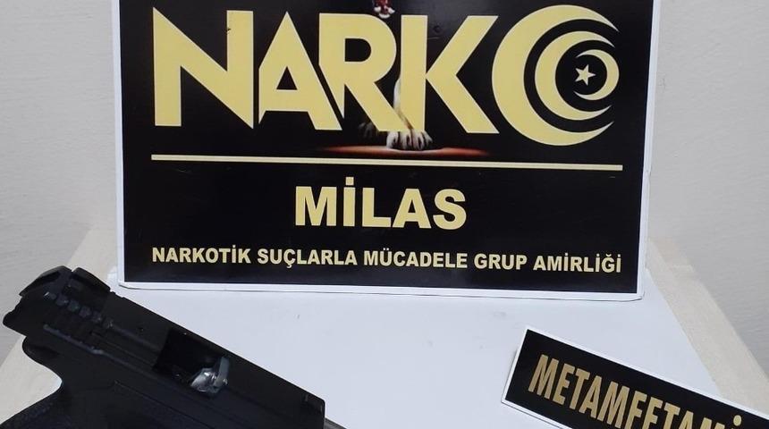 Ş&uuml;pheli ara&ccedil;tan silah ve uyuşturucu &ccedil;ıktı