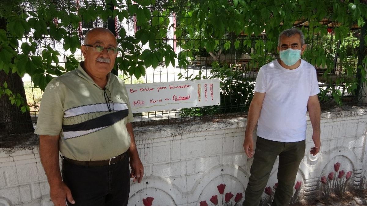 Astıkları afişle paranın sahibini arıyorlar