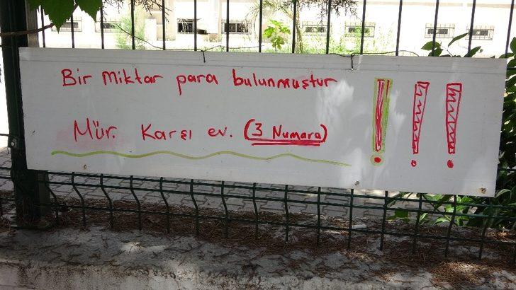 Astıkları afişle paranın sahibini arıyorlar G3