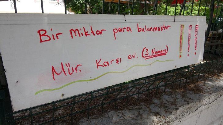 Astıkları afişle paranın sahibini arıyorlar G5