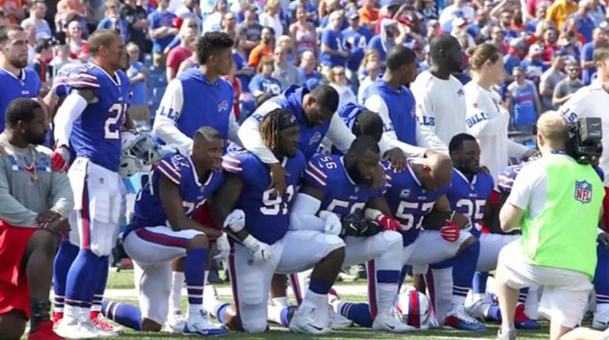 ABD'de futbolcuların diz &ccedil;&ouml;kme yasağı kaldırıldı