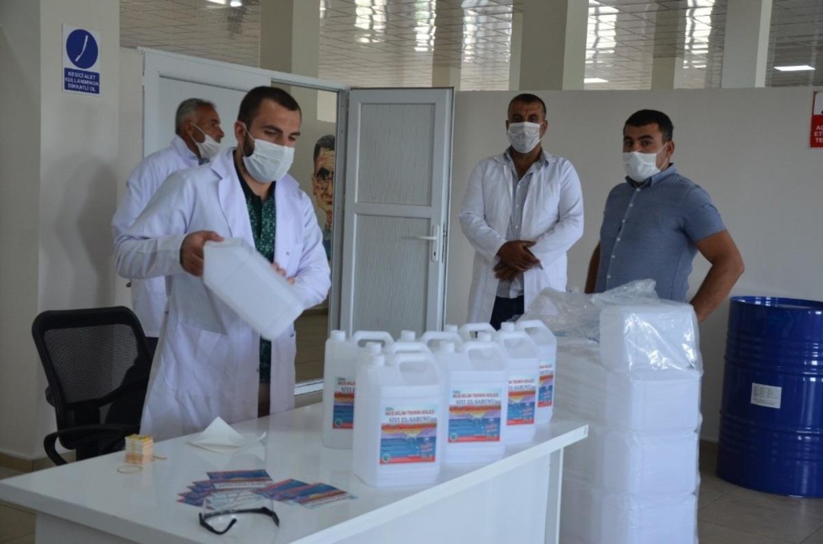 Okullarda &uuml;cretsiz dağıtılmak i&ccedil;in g&uuml;nde 3 ton dezenfektan &uuml;retiliyor