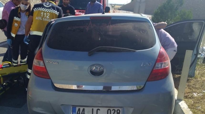 Otomobil ref&uuml;je &ccedil;arptı: 3 yaralı