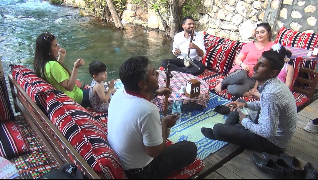 Bagok Dağı'nda kemen&ccedil;e eşliğinde piknik