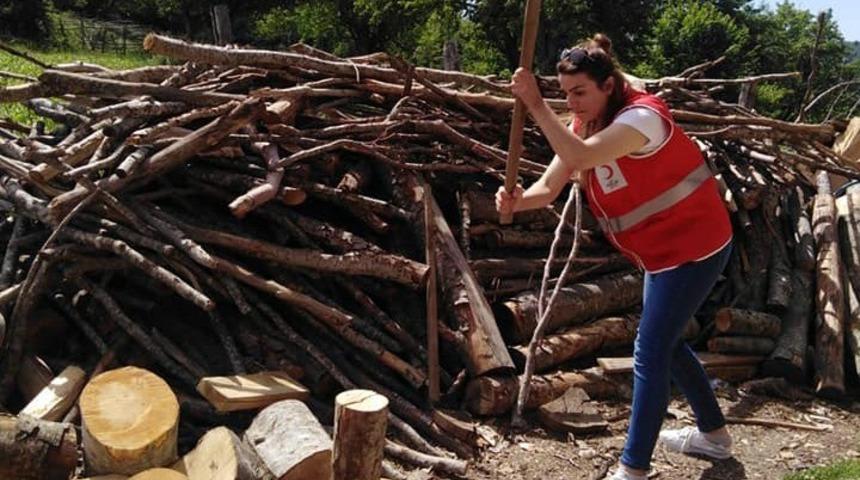 Yaşlı kadının odunlarını Kızılay kırdı