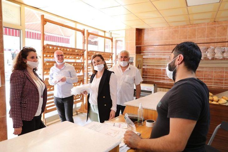 Başkan Hürriyet’ten Kuruçeşme esnafına maske dağıttı G2