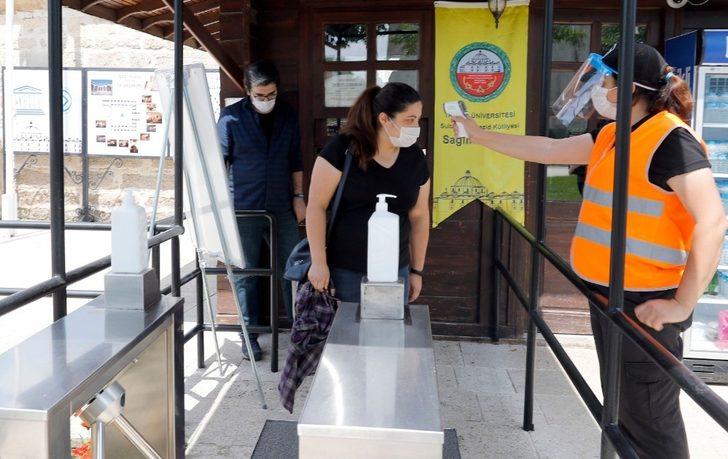 Trakya Üniversitesi Sultan 2. Bayezid Külliyesi Sağlık Müzesi’nin ilk ziyaretçileri turist rehberleri oldu G3