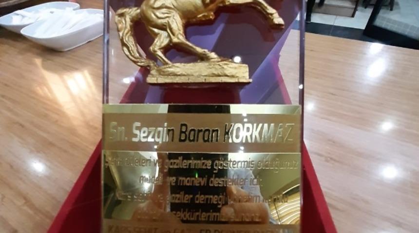 Korkmaz&rsquo;a anlamlı plaket