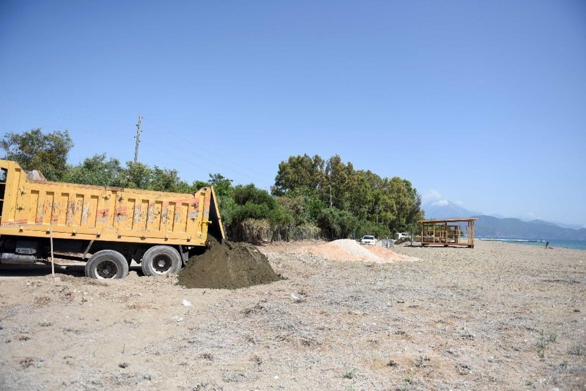 Karaot Plajı&rsquo;nda Fethiye Belediyesi tarafından &ccedil;alışmalar başladı