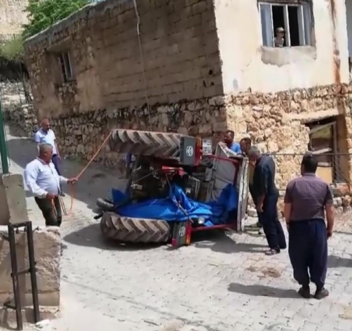 Batman&rsquo;da freni boşalan trakt&ouml;r devrildi