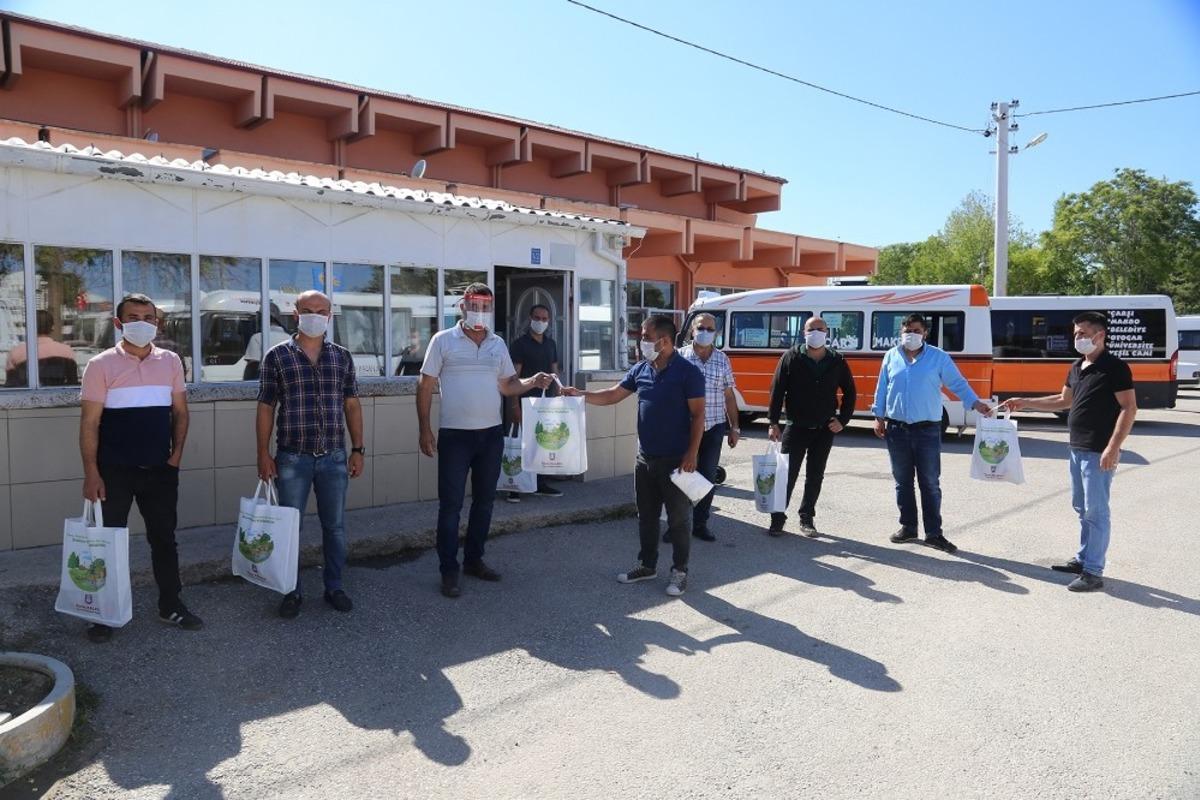 Karaman Belediyesinin esnafa koruyucu malzeme dağıtımı s&uuml;r&uuml;yor