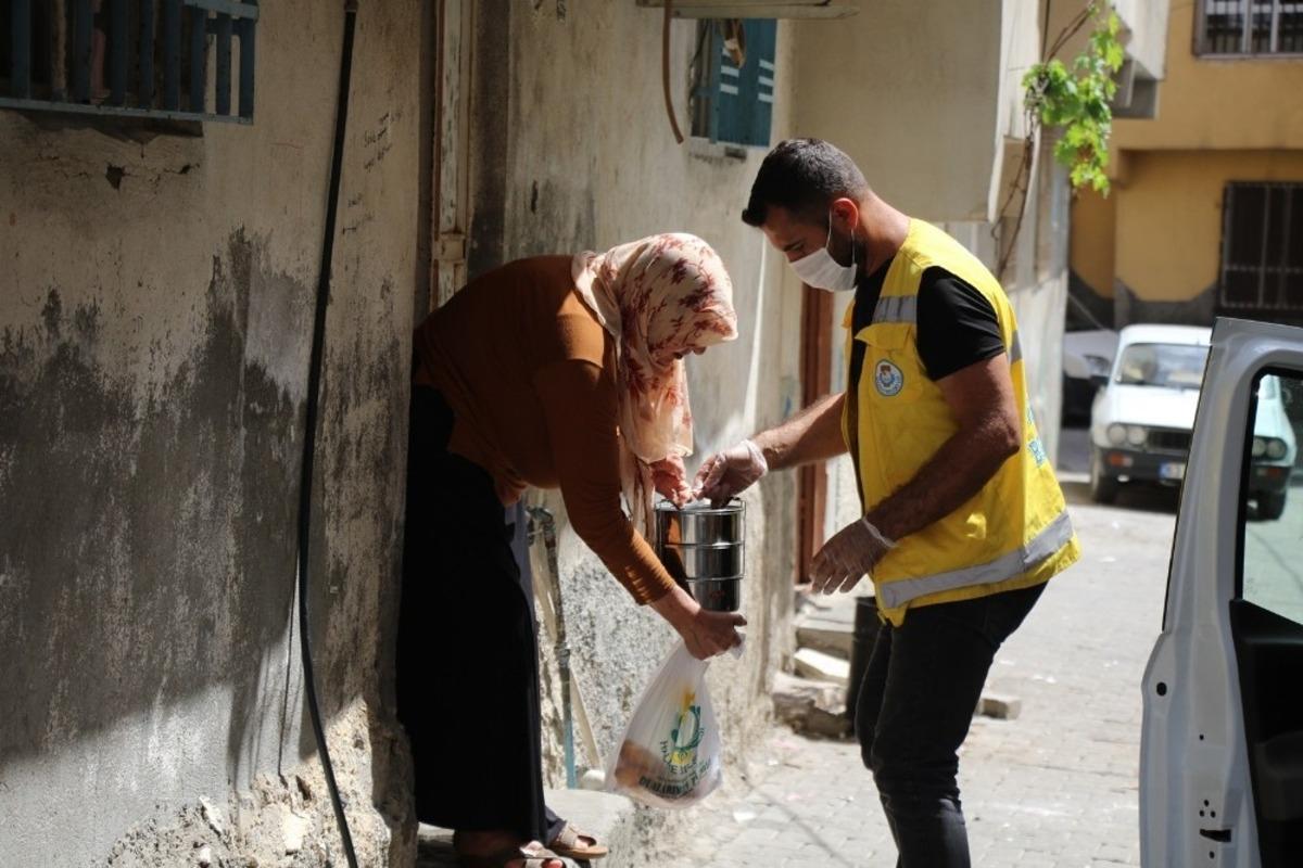 Haliliye belediyesi sıcak yemek dağıtımını s&uuml;rd&uuml;r&uuml;yor