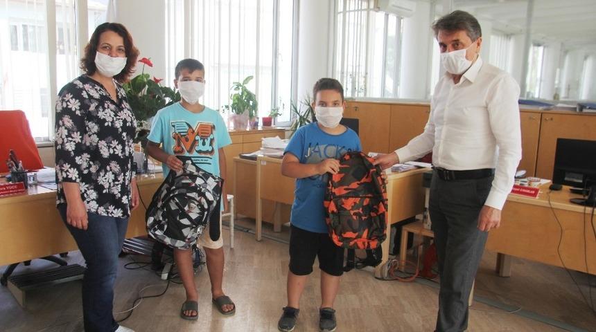 Yolda buldukları parayı zabıtaya teslim ettiler