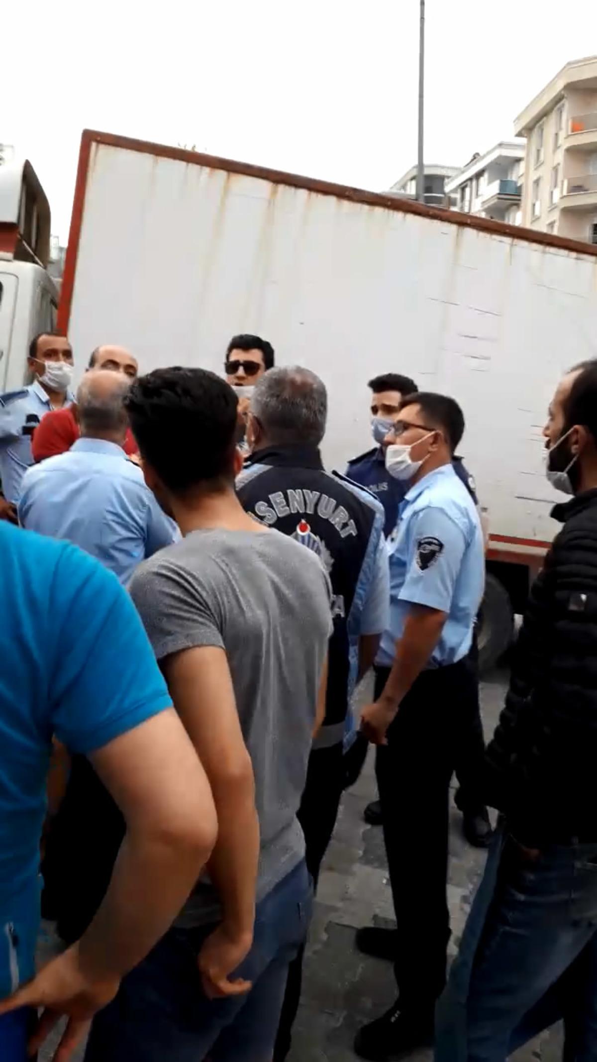 Pazarcılar tepki g&ouml;sterip yere d&ouml;kt&uuml;, vatandaş almak i&ccedil;in yarıştı