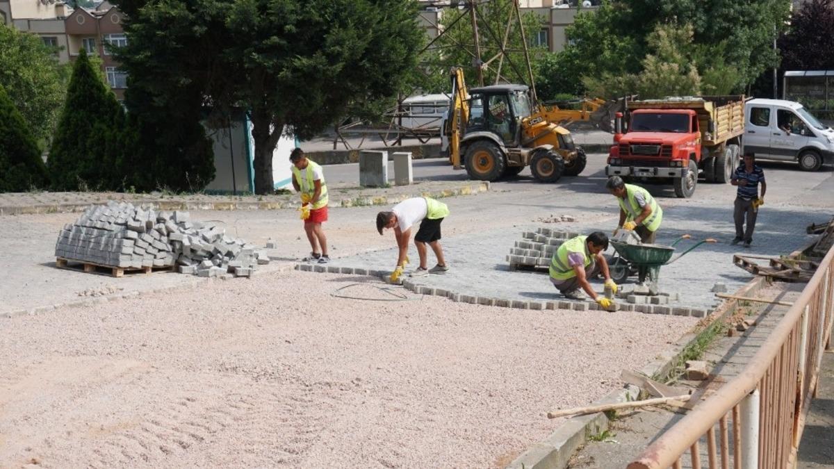İzmit Belediyesi Alikahya&rsquo;da yolları yeniliyor