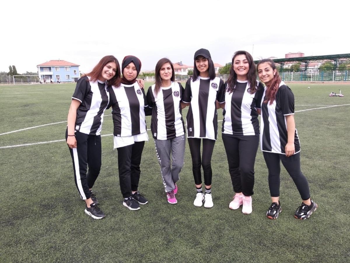 Manisa FK&rsquo;dan Yozgatlı &ouml;ğrencilere forma desteği