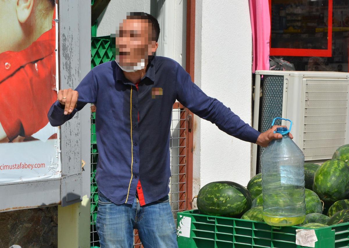 Zabıtanın ceza kesmesine kızıp, kendini yakmaya kalktı
