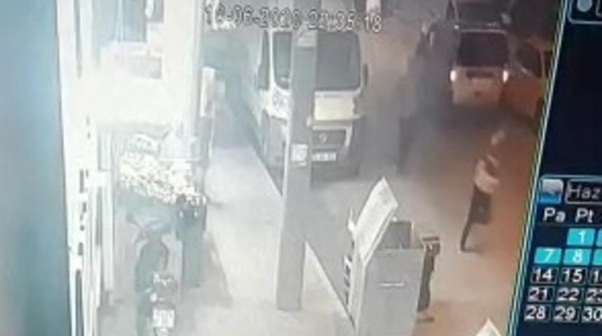 Bursa'da sokak ortasında dehşet! 5 lira istedi, vermeyince bı&ccedil;akladı