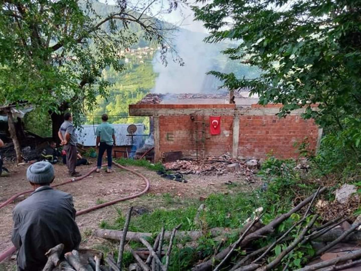 7 kişilik aile yangına uykuda yakalandı, eşyalar k&uuml;le d&ouml;nd&uuml;