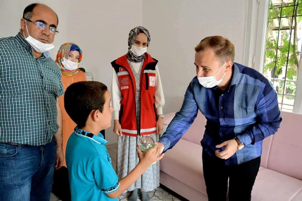 Yetim ve &ouml;ks&uuml;z &ccedil;ocuklara bilgisayar ve &ccedil;ocuk odası takımı hediye edildi