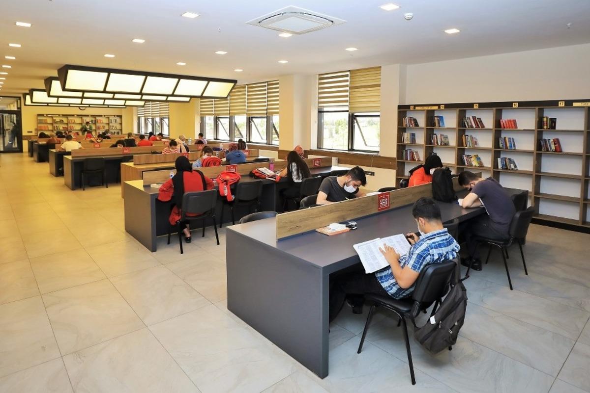 K&uuml;t&uuml;phaneler korona vir&uuml;s tedbirleriyle hizmete a&ccedil;ıldı