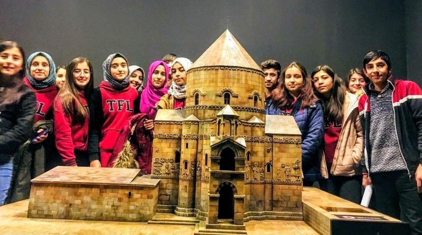 Tuşbalı &ouml;ğrenciler Van&rsquo;ı &lsquo;Akdamar Adası Efsanesi&rsquo;yle tanıttı