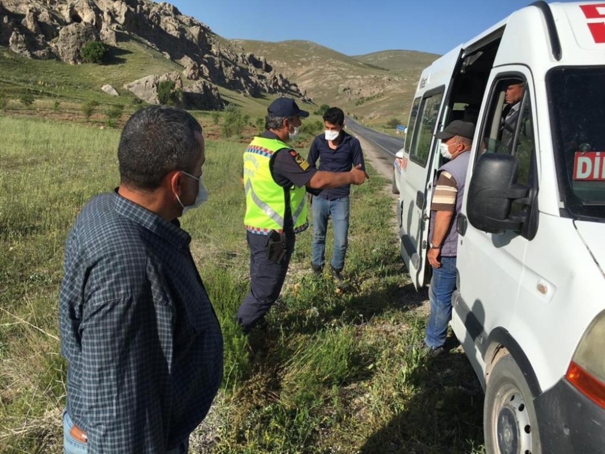 Şuhut jandarmasından mevsimlik iş&ccedil;i servisi ve zirai ara&ccedil;lara denetim