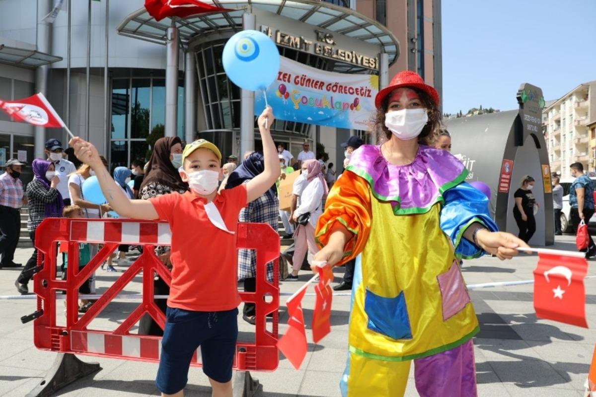 Sokağa &ccedil;ıkma kısıtlamaları kaldırılan &ccedil;ocuklar stres attı