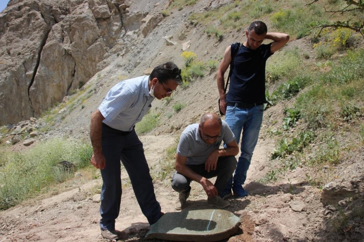 Hakkari&rsquo;de 1825 tarihli 2 mezar taşı bulundu