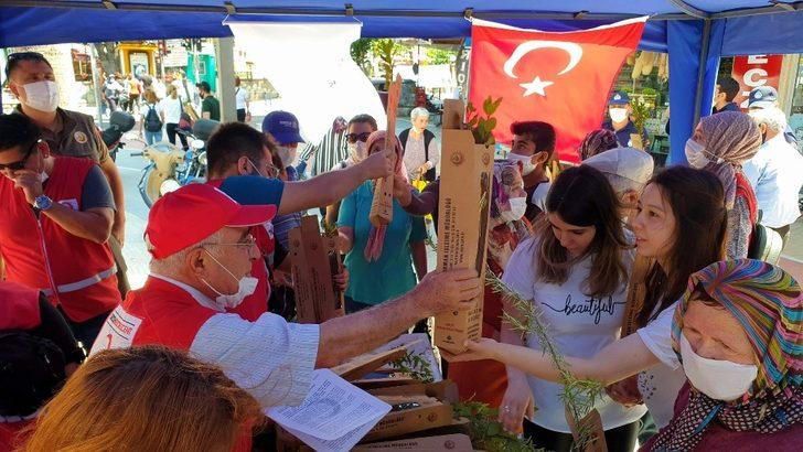 Kızılay, kuruluşunun 152. yılı anısına bin 152 fidan dağıttı G2