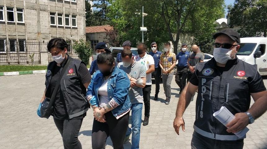 Uyuşturucu ticaretinden 8 kişi adliyeye sevk edildi