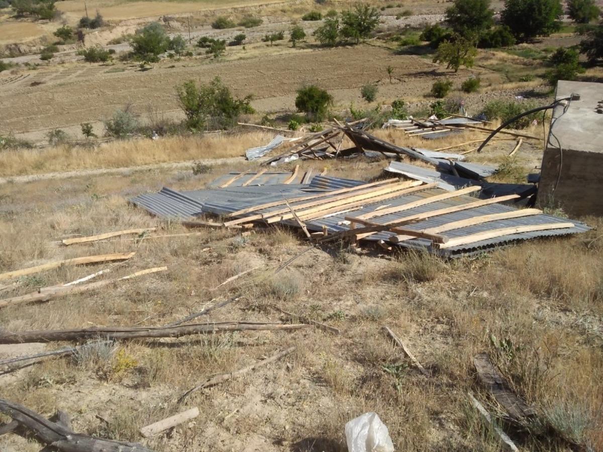 Elazığ&rsquo;da hortum ahır ve samanlığın &ccedil;atısını u&ccedil;urdu