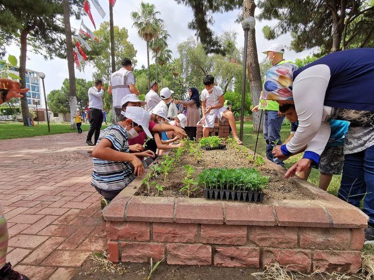 Oynadıkları parkalara çiçek diktiler G1
