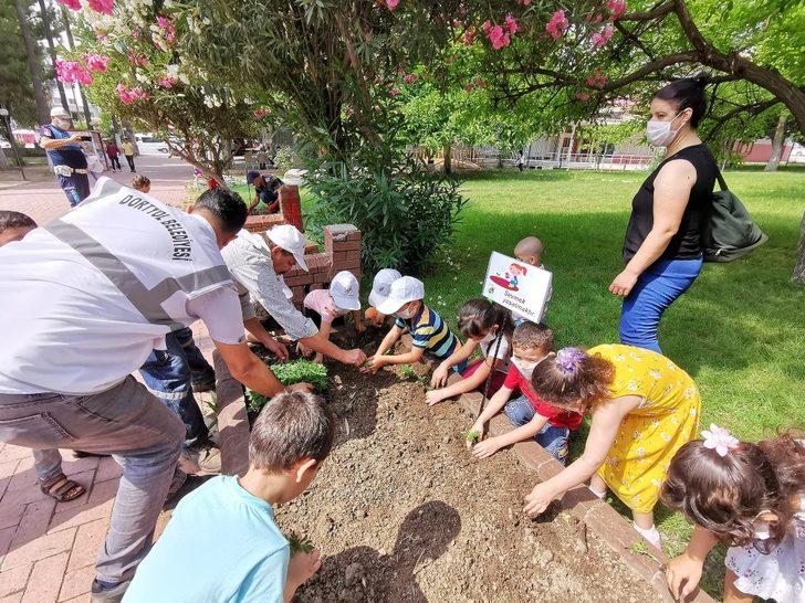 Oynadıkları parkalara çiçek diktiler G2