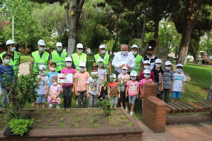 Oynadıkları parkalara çiçek diktiler G3