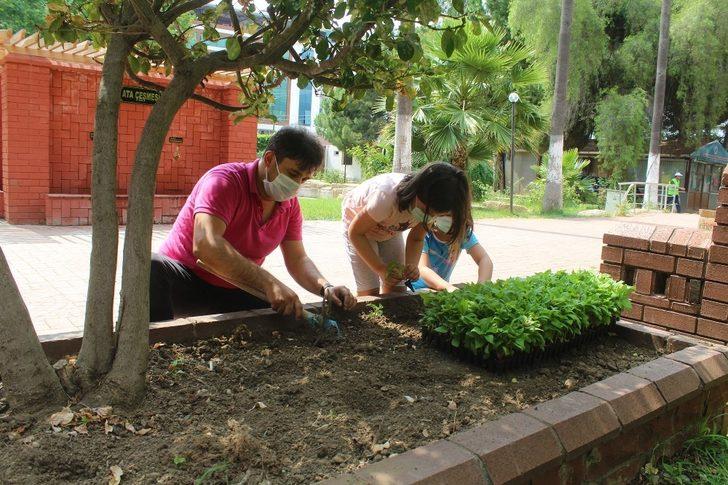 Oynadıkları parkalara çiçek diktiler G4