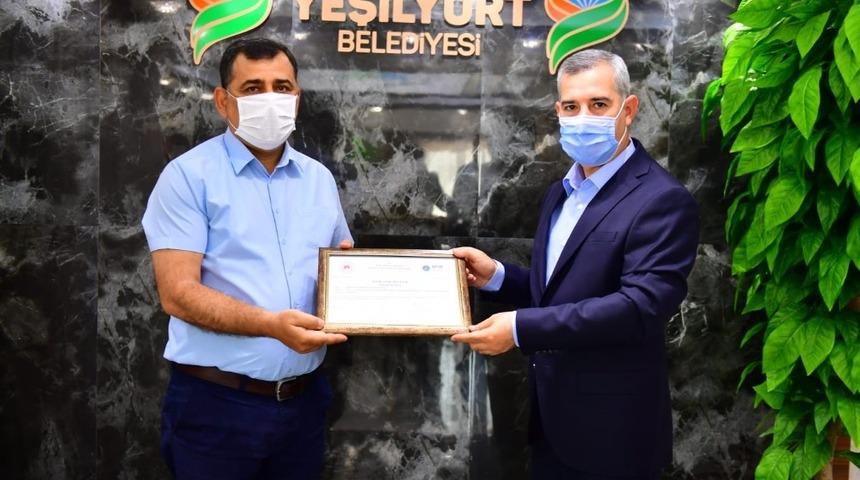 Müdür Onhan, sıfır atık belgesini Başkan Çınar’a takdim etti