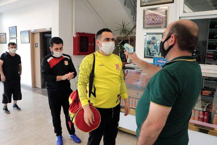 (Özel) Halı sahalar açıldı, talep arttı G3