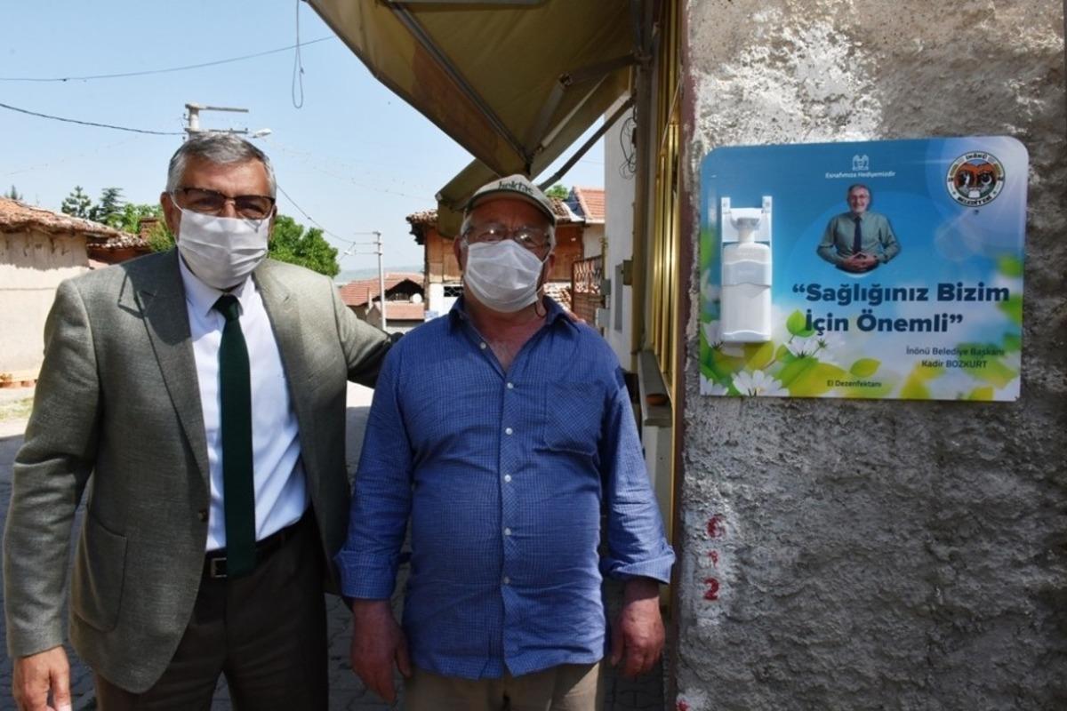 İn&ouml;n&uuml; Belediyesi esnafa dezenfektan dağıttı