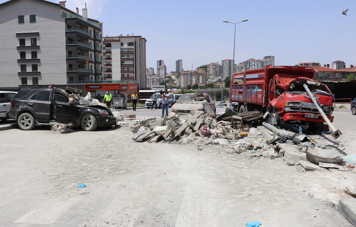 Freni boşalan kamyon kırmızı ışıkta bekleyen ara&ccedil;ları bi&ccedil;ti