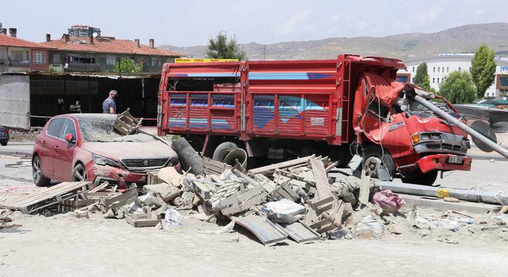 Freni boşalan kamyon kırmızı ışıkta bekleyen araçları biçti G2