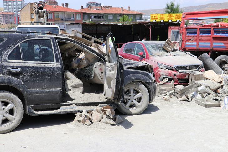 Freni boşalan kamyon kırmızı ışıkta bekleyen araçları biçti G4