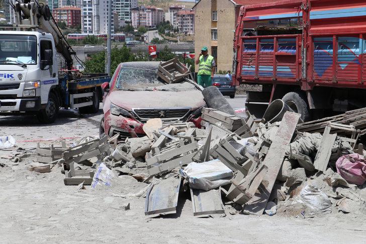 Freni boşalan kamyon kırmızı ışıkta bekleyen araçları biçti G5