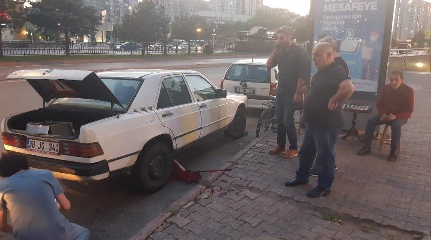 Otomobilin motor kısmına sıkışan kediyi itfaiye ekipleri kurtardı