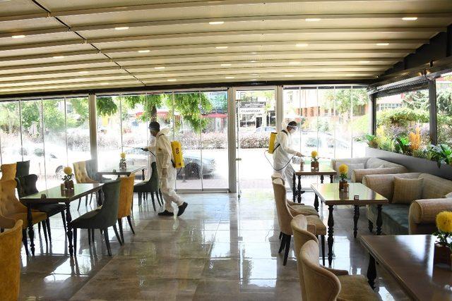 Konya’da yeniden açılan kafe ve kıraathanelerin dezenfeksiyonu yapılıyor