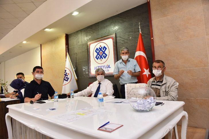 Altıeylül’de pazarcı esnafı yeni kurulan pazarda G4