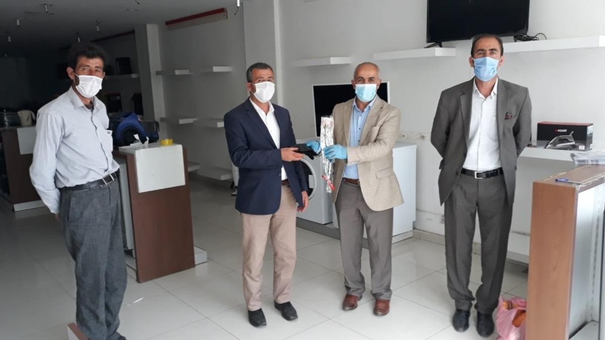 Başkan Ensari&rsquo;den vatandaşa karanfil ve &ccedil;&ouml;p poşeti