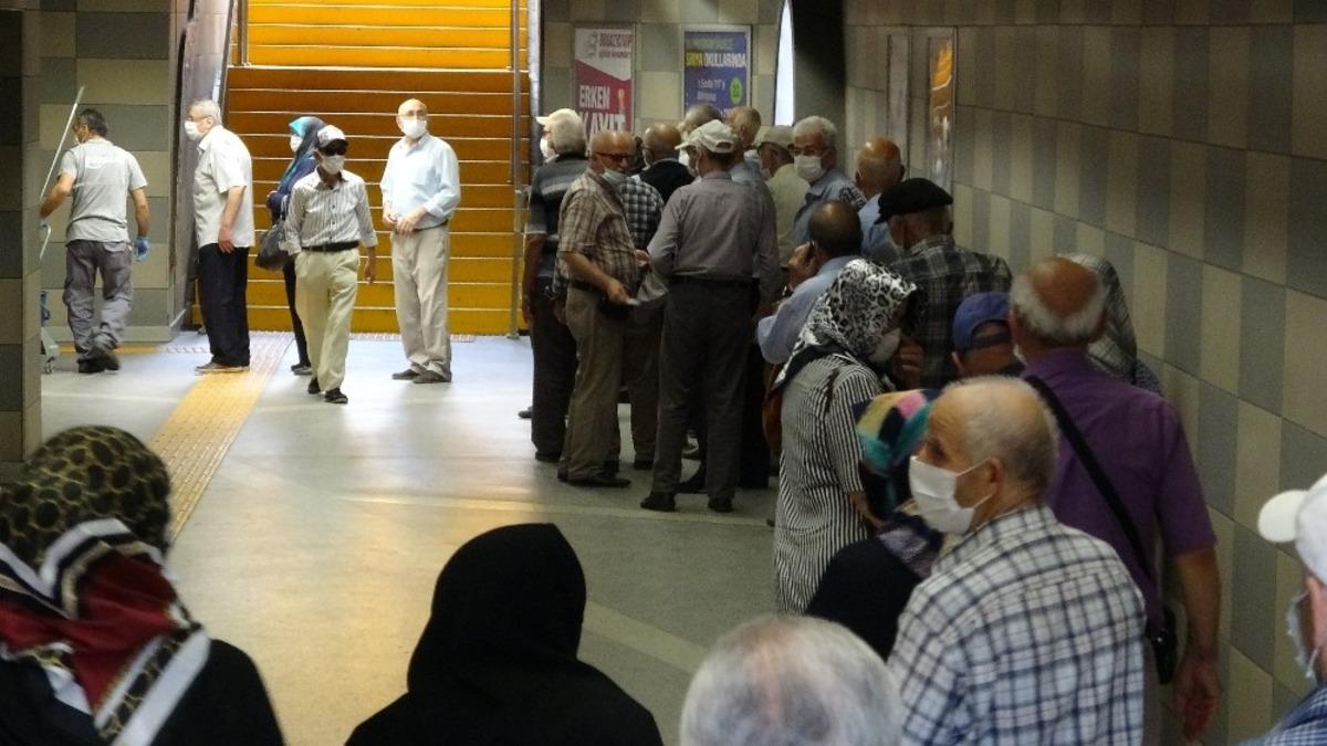 65 yaş &uuml;st&uuml; vatandaşlar 'iptal edildi' dedikodusunu ger&ccedil;ek sanıp kuyruğa koştu