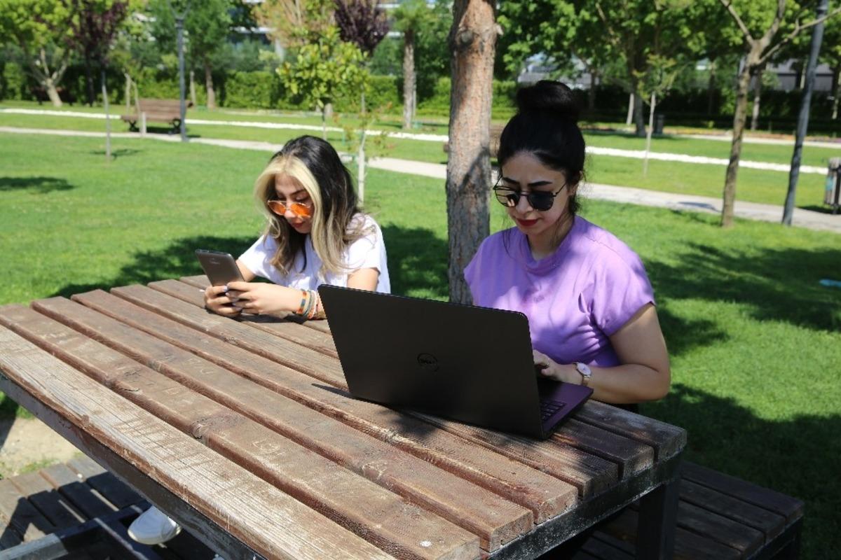 Manisa&rsquo;da Wi-Fi keyfi hız kesmeden devam ediyor